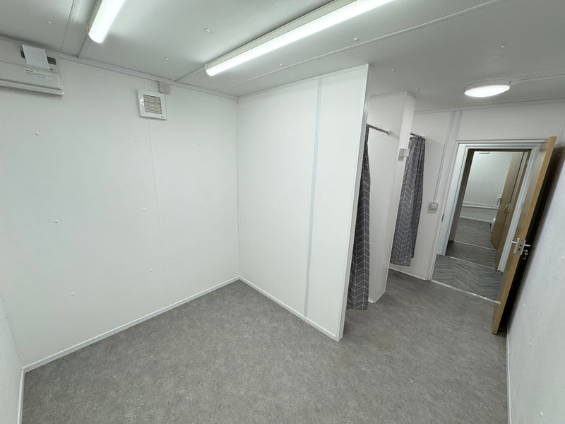 32 x 10ft | Anti Vandal Cabin | 2+1 Toilet + Twin Shower Room | Changing Room | 50/50 Split | No 1561