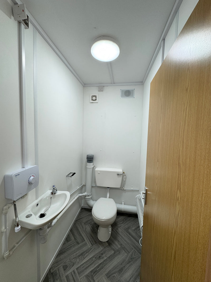 32 x 10ft | Anti Vandal Cabin | 2+1 Toilet + Twin Shower Room | Changing Room | 50/50 Split | No 1561