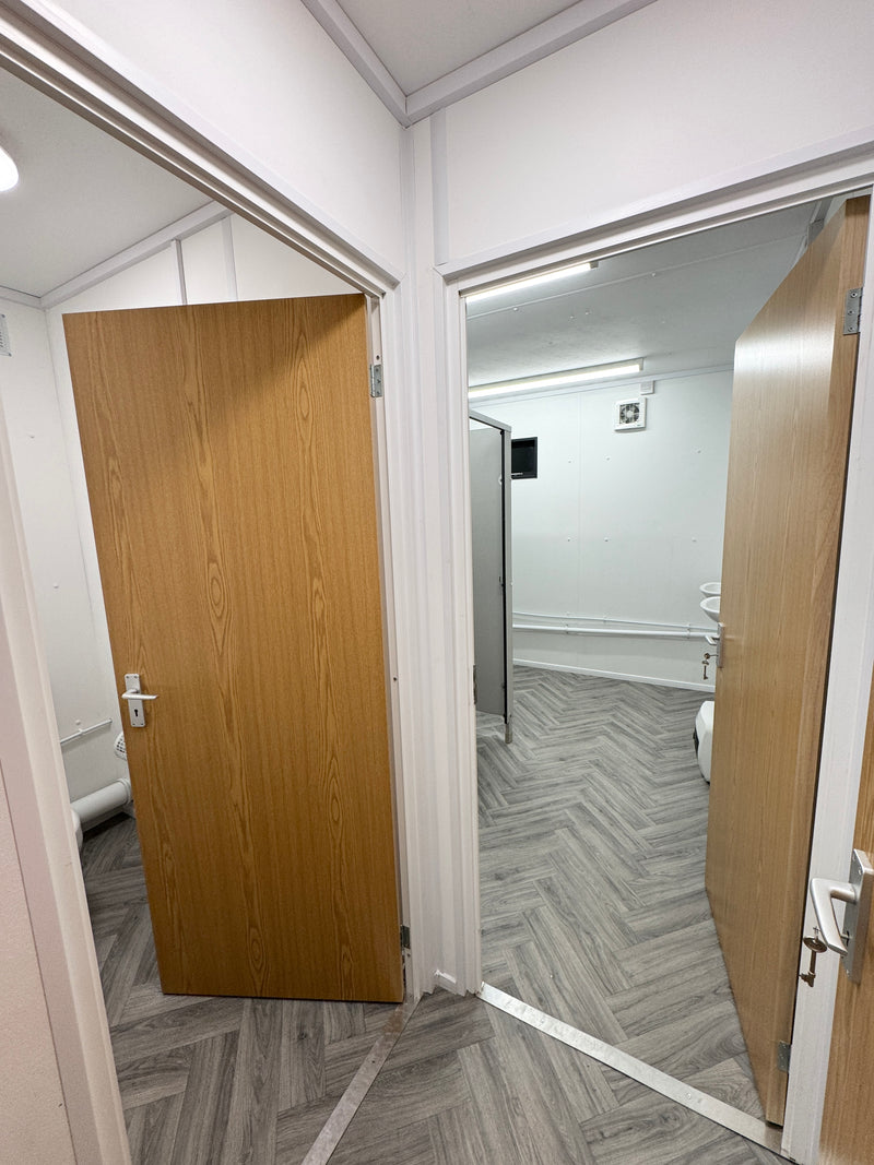 32 x 10ft | Anti Vandal Cabin | 2+1 Toilet + Twin Shower Room | Changing Room | 50/50 Split | No 1561