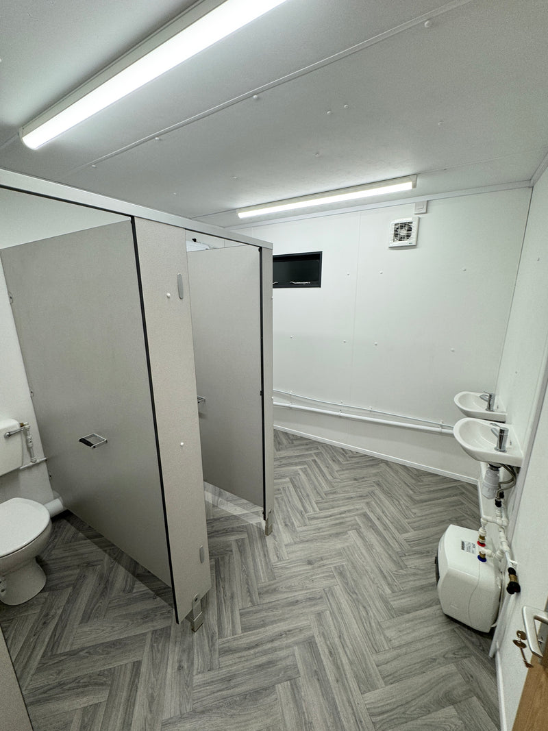 32 x 10ft | Anti Vandal Cabin | 2+1 Toilet + Twin Shower Room | Changing Room | 50/50 Split | No 1561