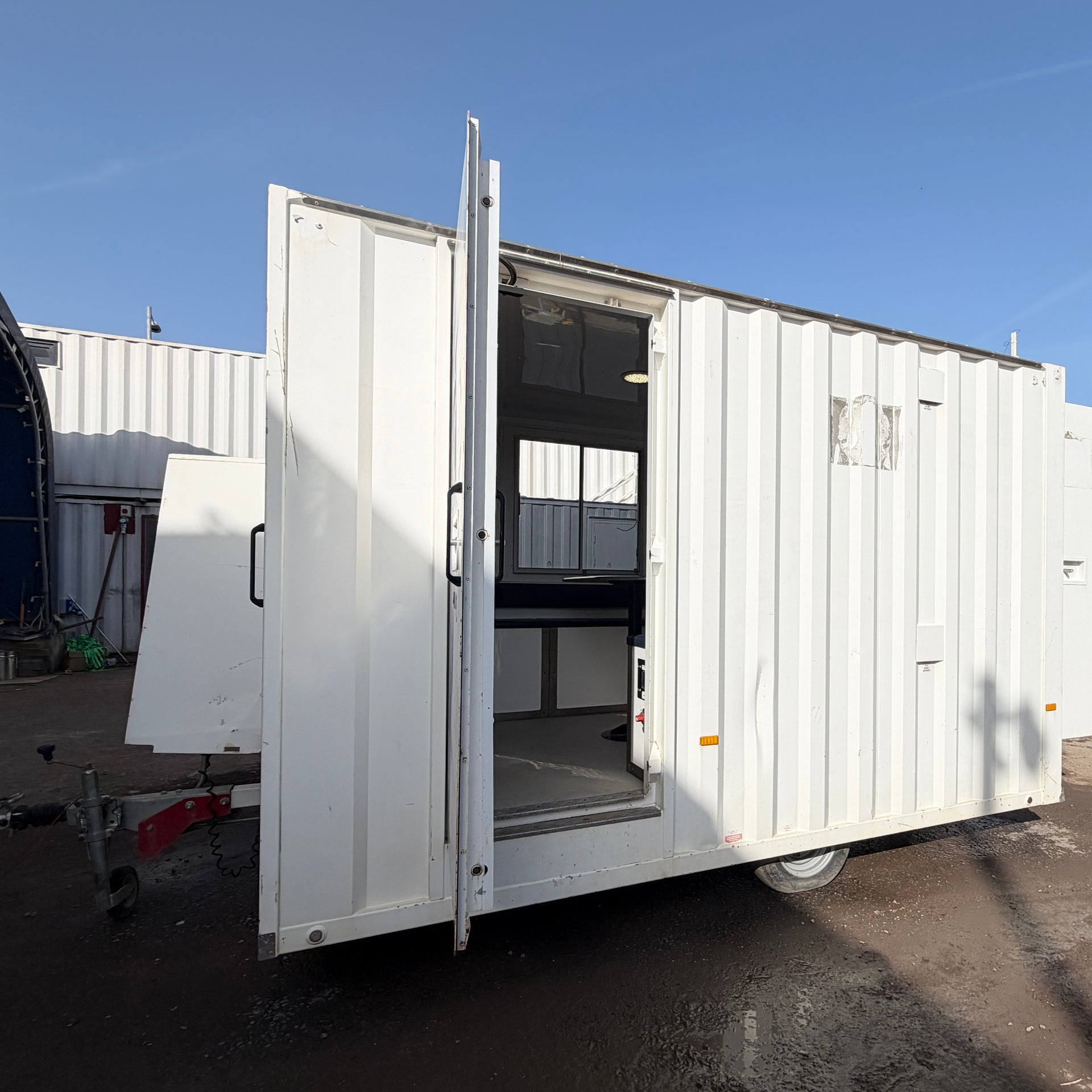 BOSS CABIN — Towable Mobile Welfare — Toilet, Canteen & Drying Room — Self Contained — Building Site — exterior view