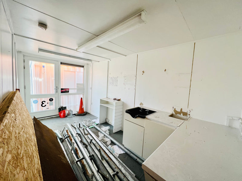 No 700 | 40 x 8 Ft | Converted Shipping Container | With WC, Shower & Kitchen