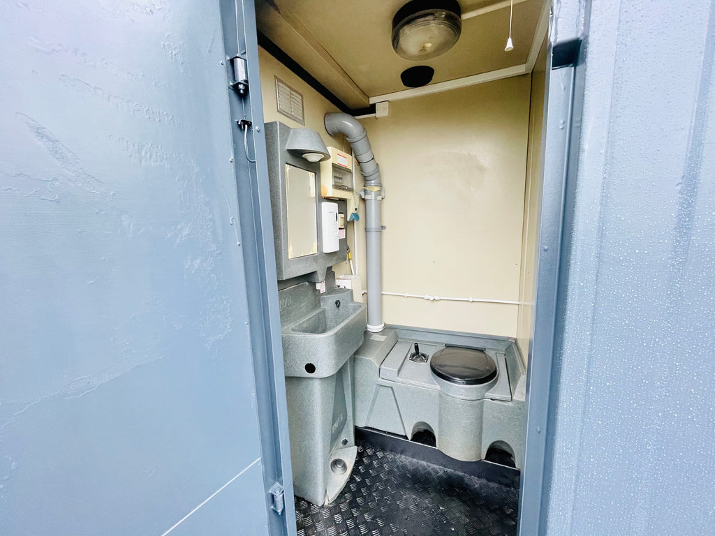 No 421 | 9x8 ft | Toilet + Tank | Drying Room | Plug & Go | Not Towable Welfare